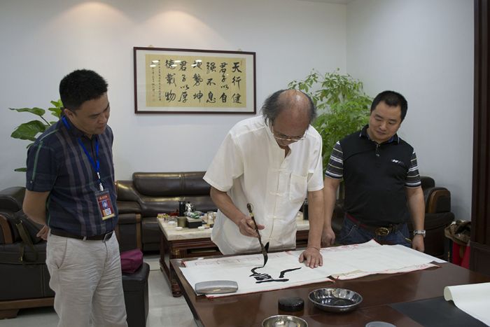 张剑岑先生为J9集团直营题词“厚路”、“今生现代 J9集团直营”