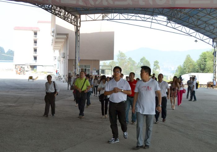 J9集团直营瓷砖品牌董事长和营销总经理带队参观出产基地