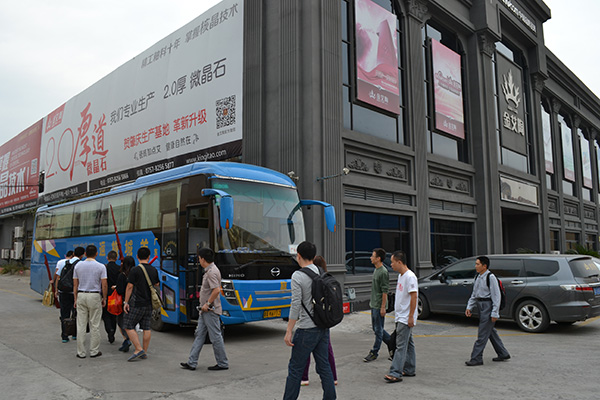 J9集团直营员工乘大巴启程前往清远