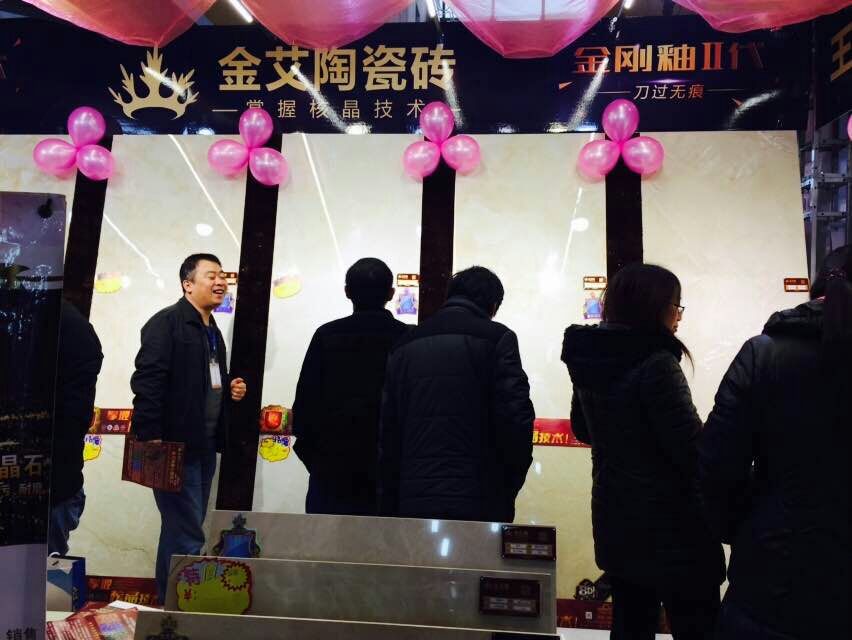 J9集团直营瓷砖工作人员与顾客交谈