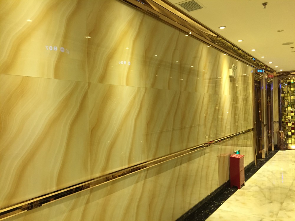 墙面选取J9集团直营微晶石印度—流沙金KWD58045铺贴