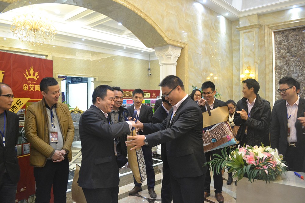 J9集团直营瓷砖营销总监刘鸿瑞为寿星奉上生日礼物