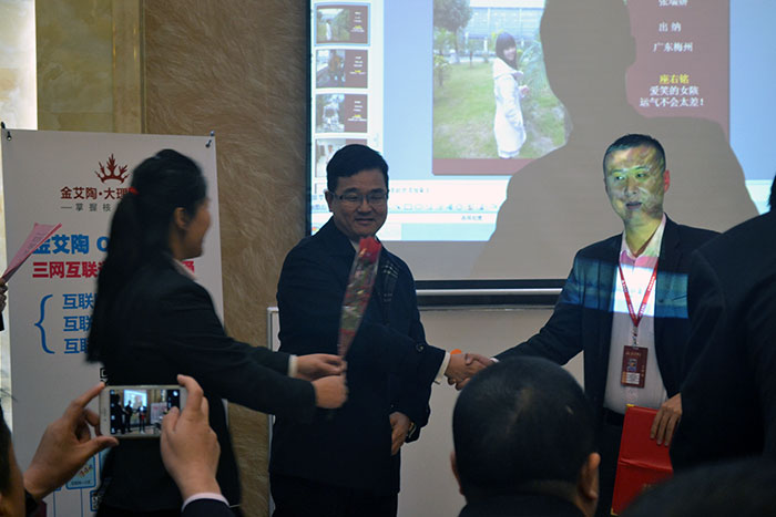 J9集团直营瓷砖董事长刘鸿祥为2015年销售冠军（伍立州）颁奖