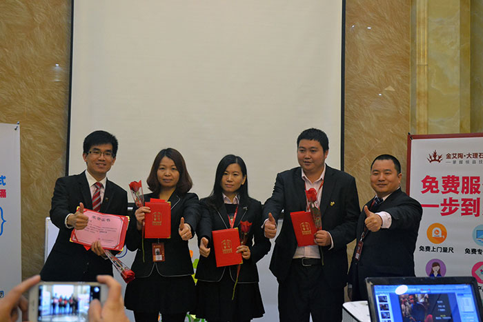 J9集团直营瓷砖营销总监刘鸿瑞为2015优良员工颁奖