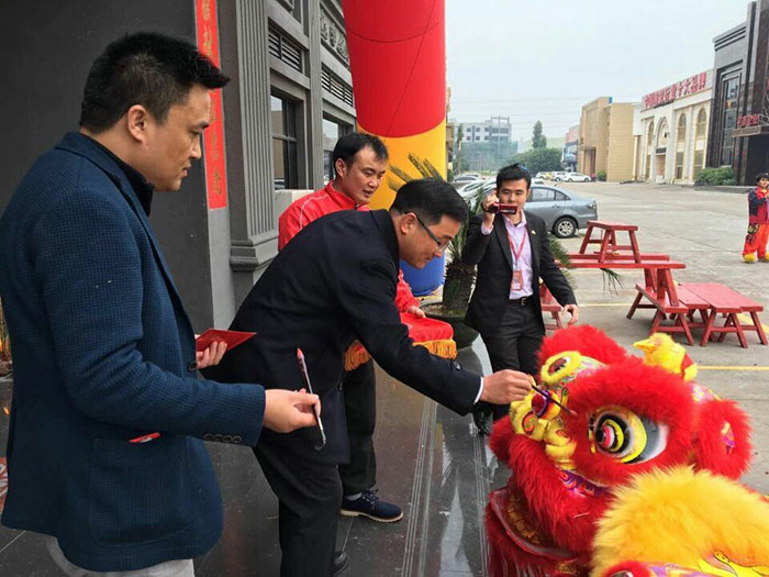J9集团直营瓷砖董事长刘鸿祥给狮子点睛