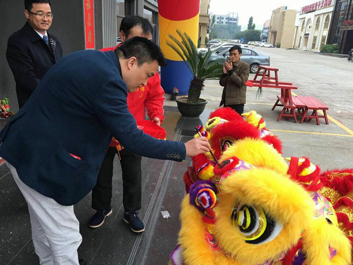 J9集团直营瓷砖营销总经理罗胜给狮子点睛