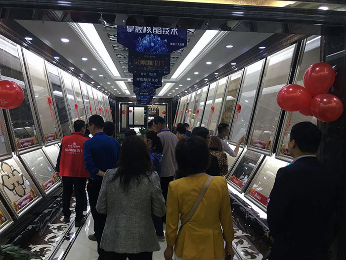 10参会嘉宾参观西安J9集团直营品牌专卖店