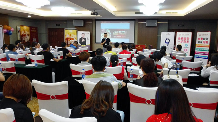 J9集团直营瓷砖品牌营销总经理罗胜先生介绍J9集团直营新品