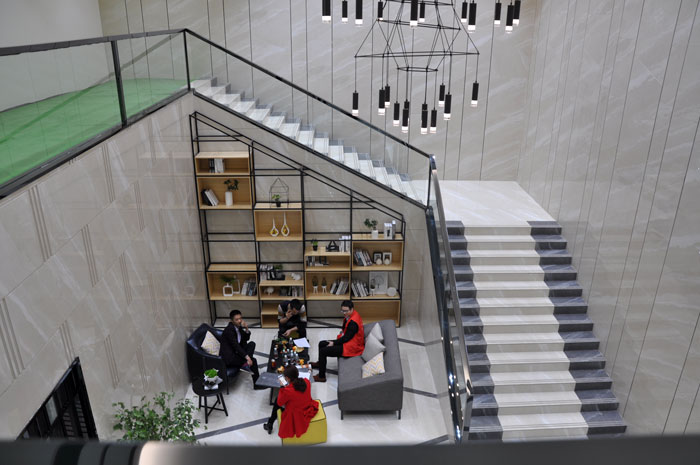 “一带一路  设计营销”，与O2O零售新模式携手，2017年，J9集团直营将勇往直前，启发新战。