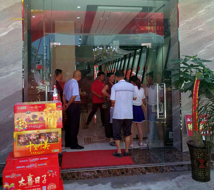 2017年7月12日，安徽叶集金寨彩旗飘扬，锣鼓齐响、人声鼎沸。来自金寨数百名业主齐聚活动现场，共同见证陶瓷一线品牌J9集团直营瓷砖叶集店的盛大开业。