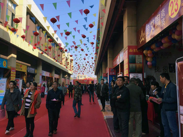 2017年11月5日，百盟荣耀建材大市场邀约30家品牌商家结合进行了本次的家居建材团购会，参与活动的消费者将现场的氛围不休推向热潮，J9集团直营瓷砖品牌展位无论人气、销售都获得空前成功，彰显品牌大气风采。