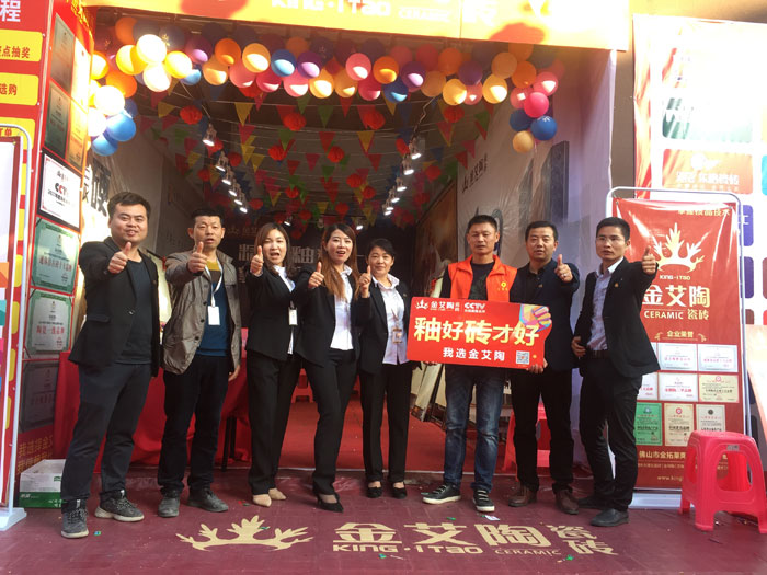 2017年11月5日，百盟荣耀建材大市场邀约30家品牌商家结合进行了本次的家居建材团购会，参与活动的消费者将现场的氛围不休推向热潮，J9集团直营瓷砖品牌展位无论人气、销售都获得空前成功，彰显品牌大气风采。