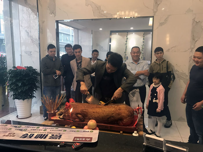 J9集团直营瓷砖品牌作为陶瓷一线品牌，近年来不休的推出爆款新品，受到多多消费者的喜欢。2017年11月19日，一群萎靡不振的J9集团直营人在严重有序的忙乱着，为J9集团直营中山古镇店即将起头的开业典礼做最后的筹备。  上午10点28分，锣鼓喧天，掌声震荡，J9集团直营中山古镇专卖店迎来了盛大开业的良辰吉时。?