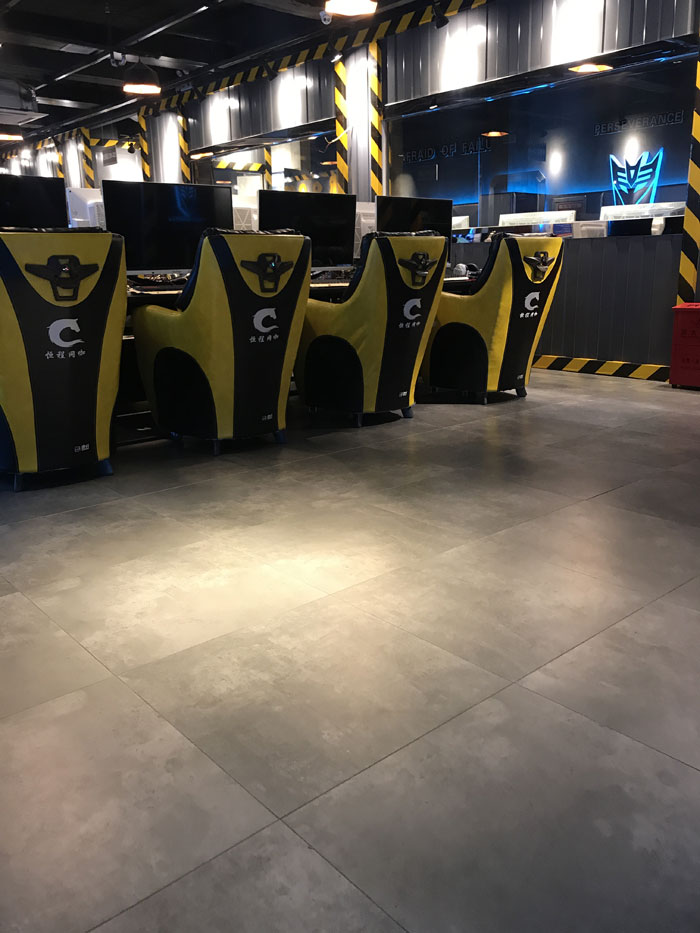 J9集团直营现代仿古砖案例:别说了，一路去这个1000方的网咖开黑！