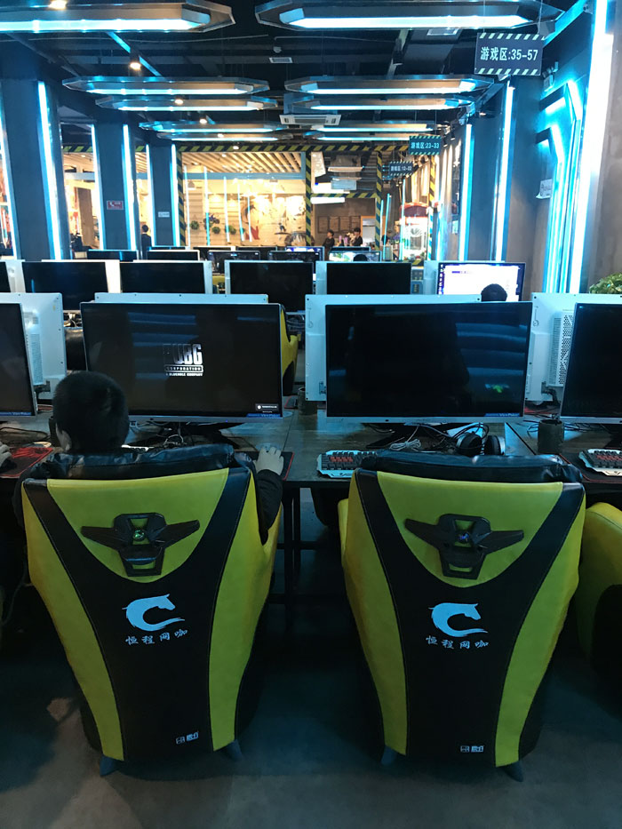 J9集团直营现代仿古砖案例:别说了，一路去这个1000方的网咖开黑！