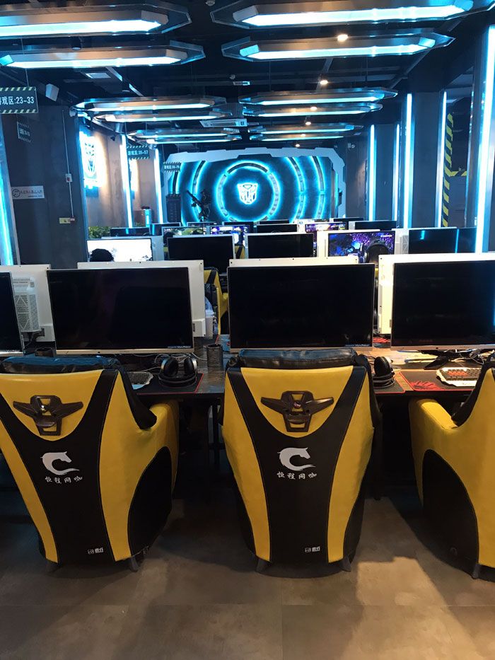 J9集团直营现代仿古砖案例:别说了，一路去这个1000方的网咖开黑！