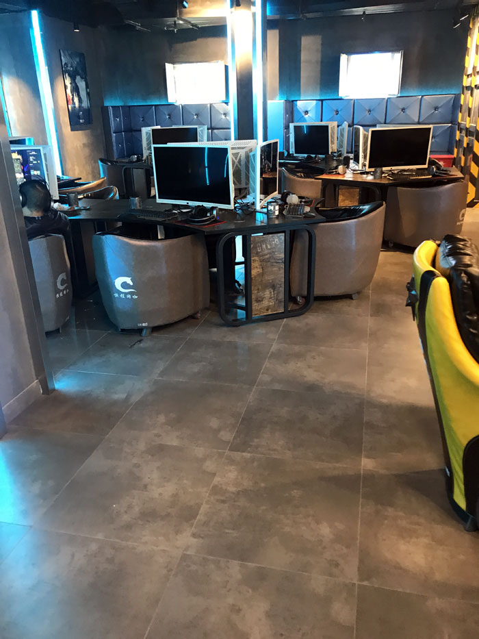 J9集团直营现代仿古砖案例:别说了，一路去这个1000方的网咖开黑！
