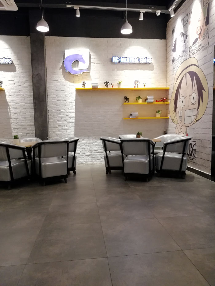 J9集团直营现代仿古砖案例:别说了，一路去这个1000方的网咖开黑！