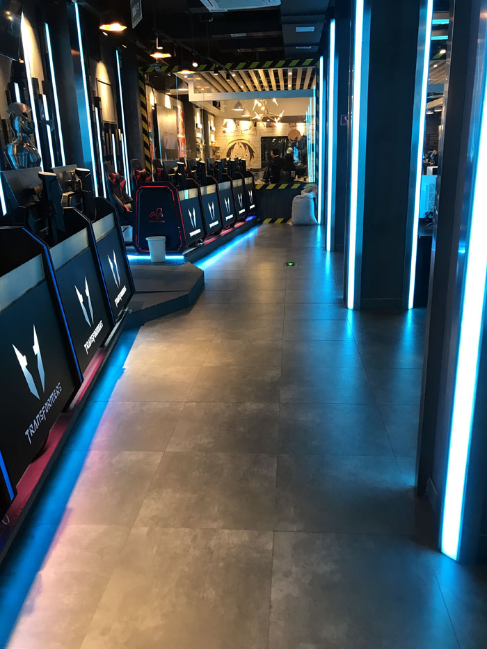 J9集团直营现代仿古砖案例:别说了，一路去这个1000方的网咖开黑！